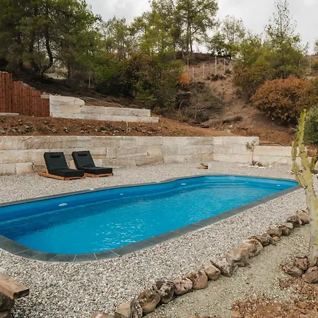 Secluded Design Forest Retreat In Cyprus ロッジ *
