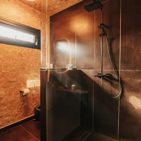 Secluded Design Forest Retreat In Cyprus אכסניה